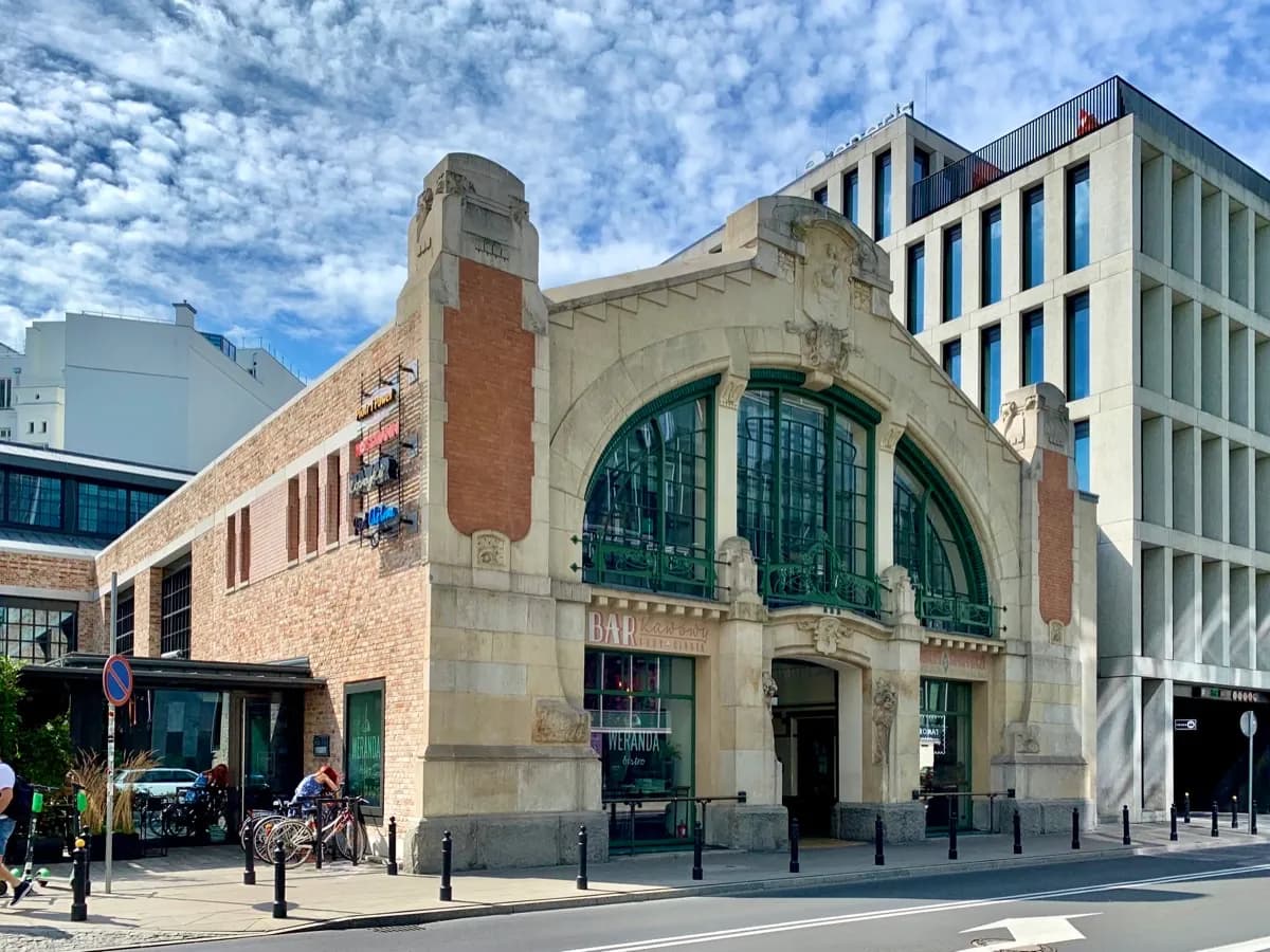 Fasada Hali Koszyki - historyczna architektura w centrum Warszawy